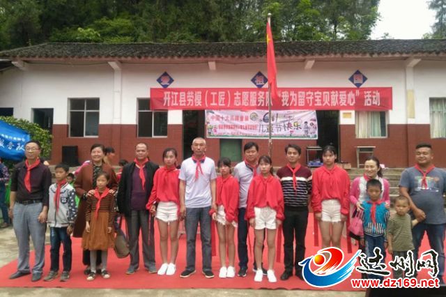 結(jié)對(duì)認(rèn)親勞模工匠“爸爸媽媽”