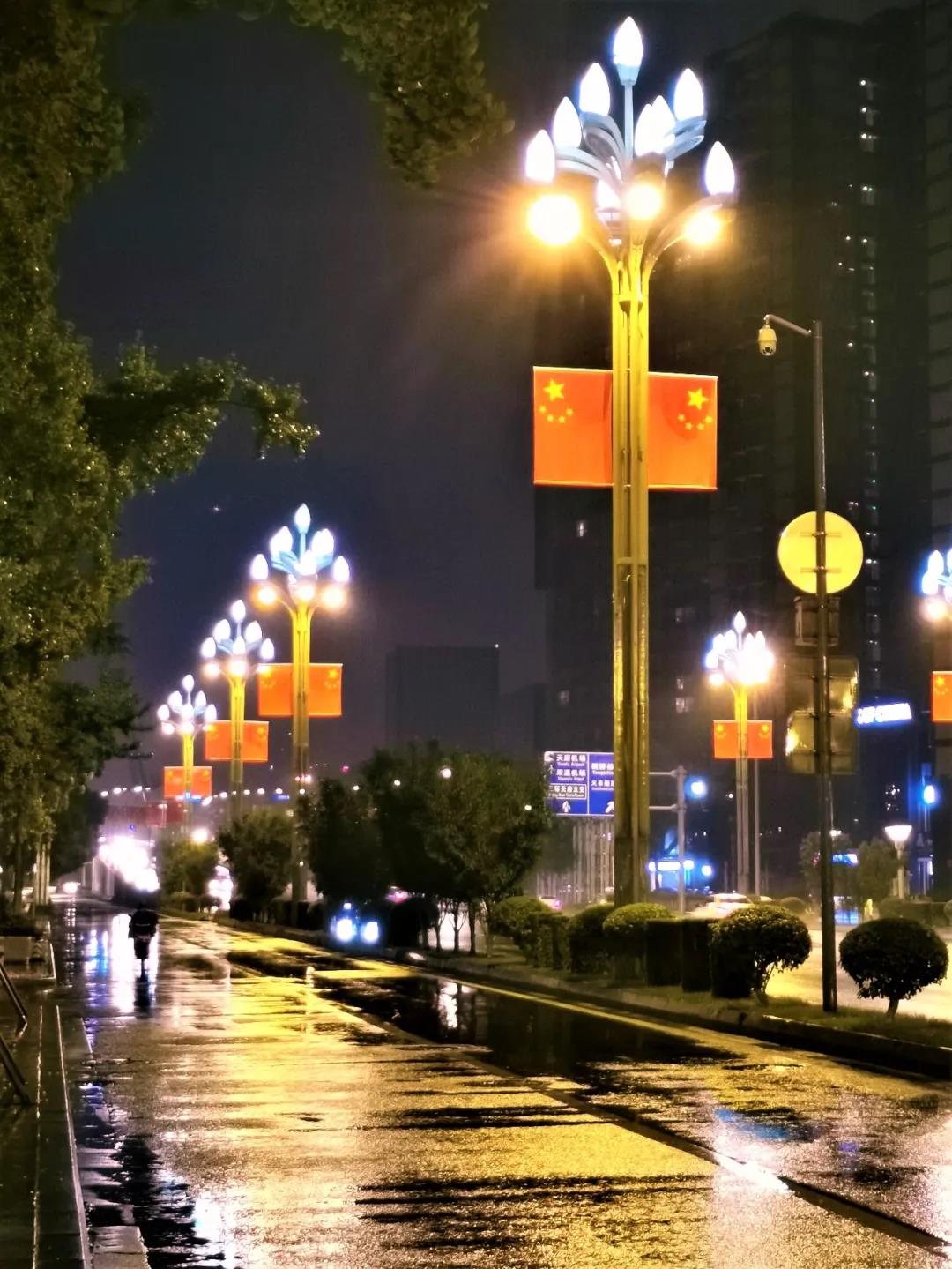 華燈初上，有“中國(guó)紅”相伴，格外溫暖。.jpg