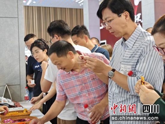  新品發(fā)布會(huì)群眾試吃。(活動(dòng)主辦方 供圖)