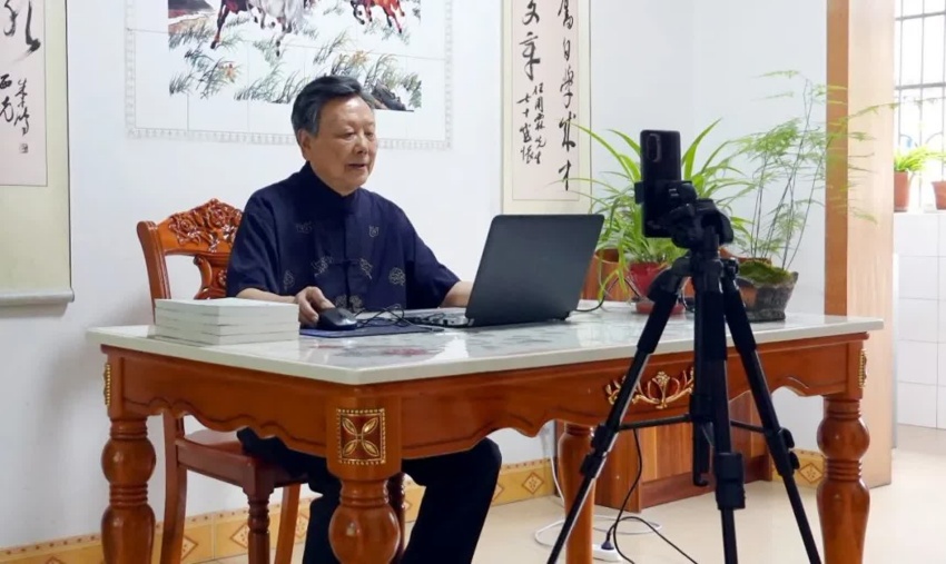 4.任用霖自學直播，用新技術創(chuàng)新國學傳承。西充縣煙草專賣局供圖