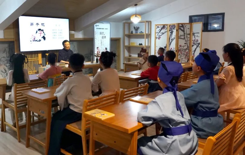 2.任用霖給孩子們上國學課。西充縣煙草專賣局供圖