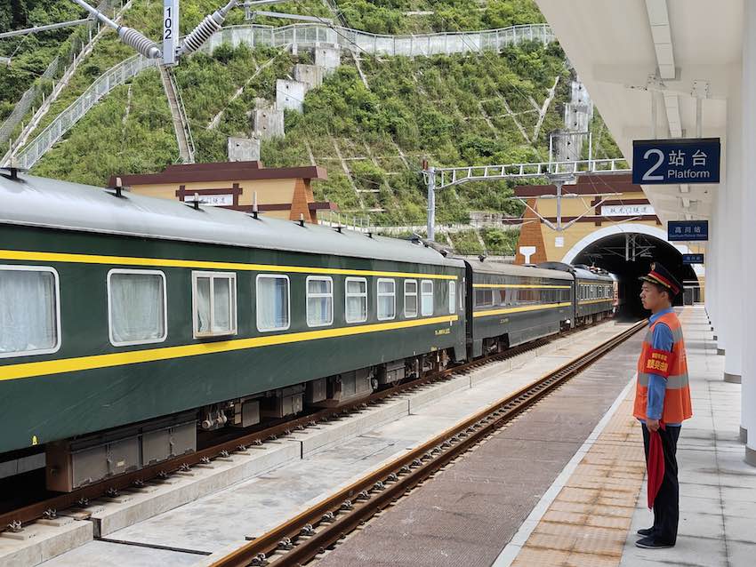 列車駛?cè)敫叽ㄕ?。成蘭公司供圖