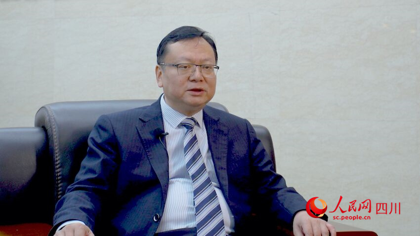 王果接受記者專訪。人民網(wǎng)記者 趙祖樂攝
