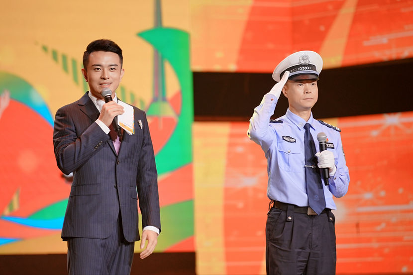 成都市公安局交通管理局第八分局勤務(wù)二中隊中隊長宋然在舞臺上講述了他和隊友不辭辛勞，堅守崗位的故事_副本.jpg