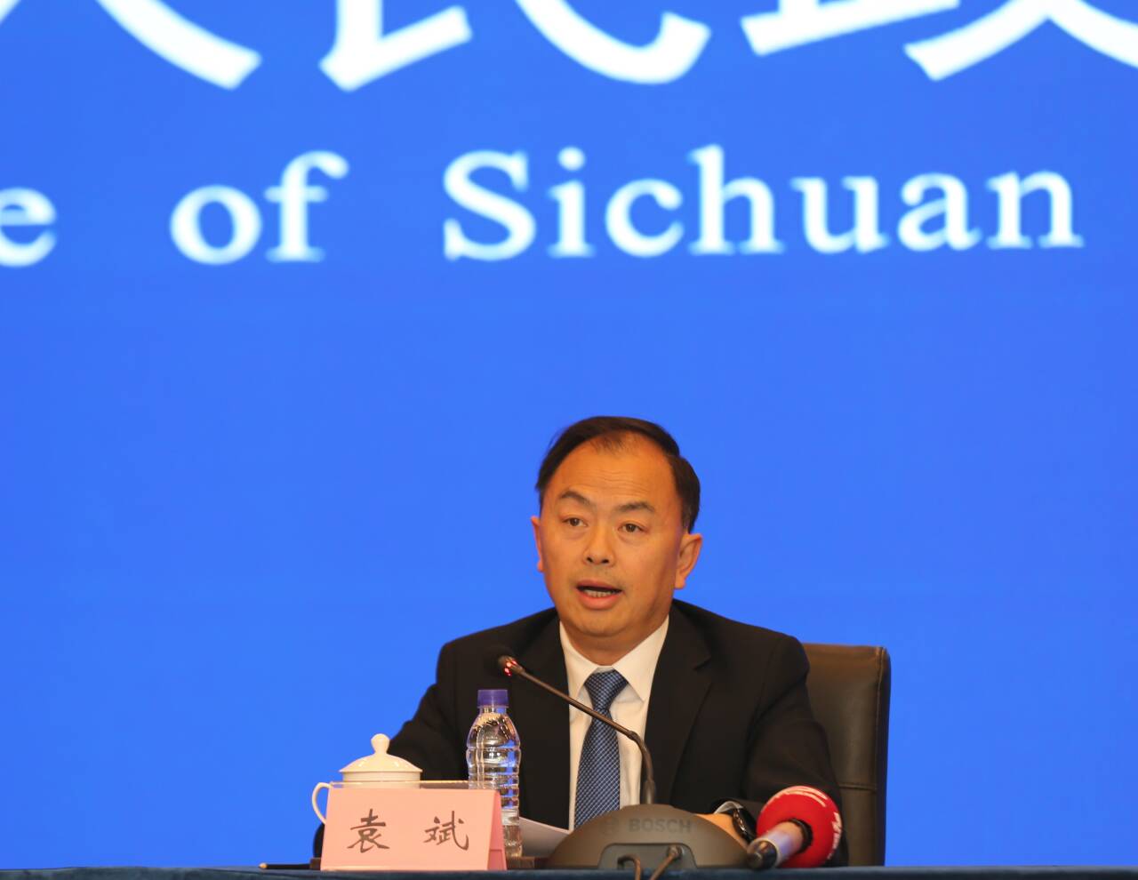 稻城縣委副書記、縣長袁斌.jpg