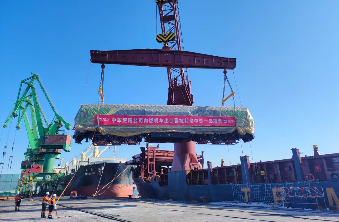 內(nèi)燃機(jī)車發(fā)往非洲塞拉利昂.jpg