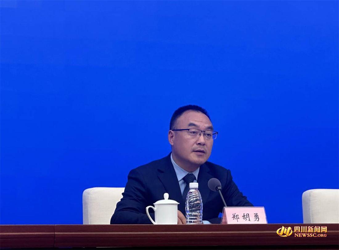 雅安市人民政府副市長(zhǎng)鄭胡勇.jpg
