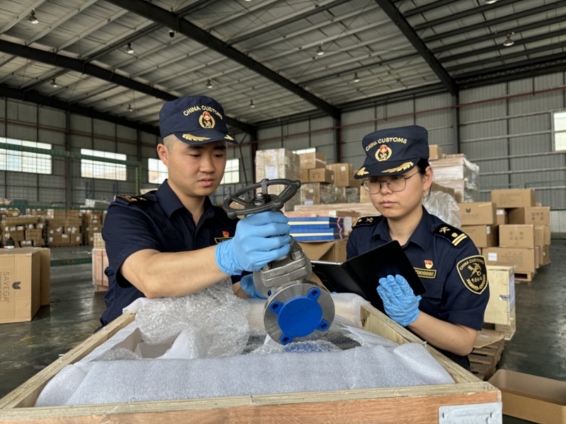 成都海關所屬青白江海關關員對機械零配件開展查驗_副本.jpg