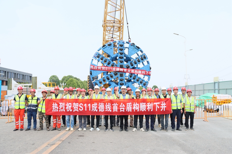 德四區(qū)間盾構機刀盤下井_副本.jpg