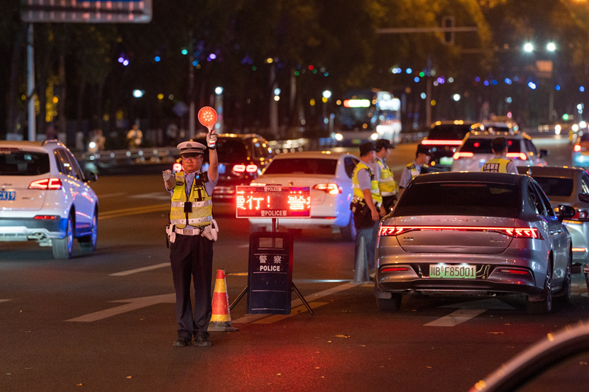 公安民警守護道路安全_副本.jpg