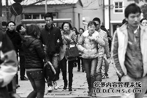 昨天，在國考北京電子科技職業(yè)學(xué)院汽車工程學(xué)院考點，寒風(fēng)中考生們走出考場。晨報記者 李木易/攝