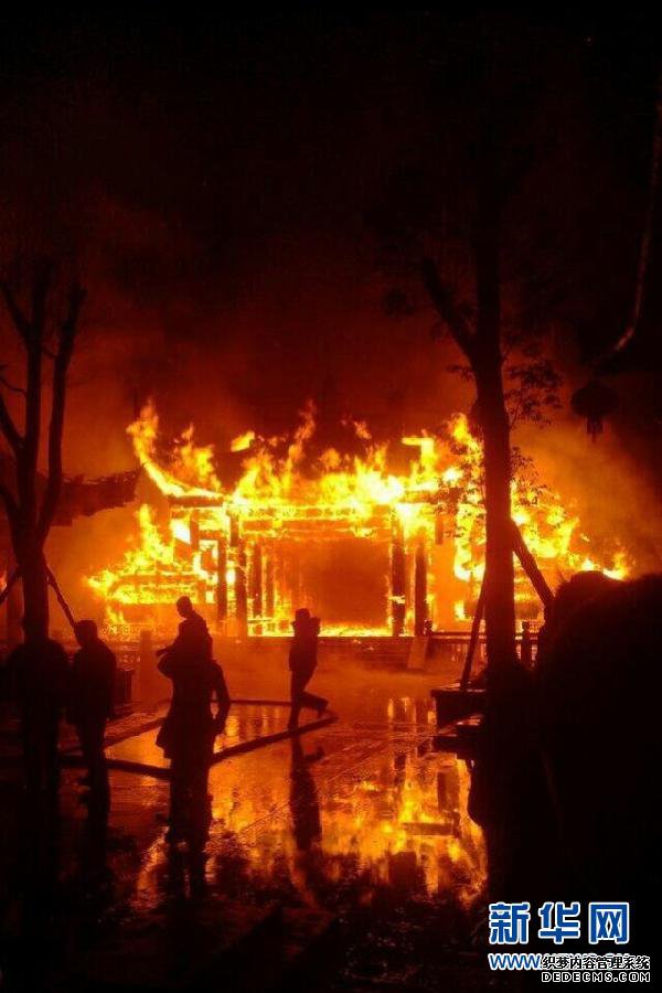 （晚報(bào)）（1）重慶黔江“亞洲第一廊橋”發(fā)生火災(zāi)　橋面木質(zhì)建筑被燒毀